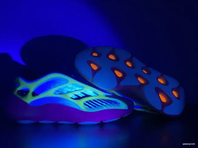 V3 700 Yeezy Fade Salt Adidas ID1674 0705
